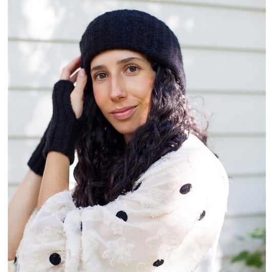 Black Ribbed Alpaca Ear Warmer - Cosas y Punto