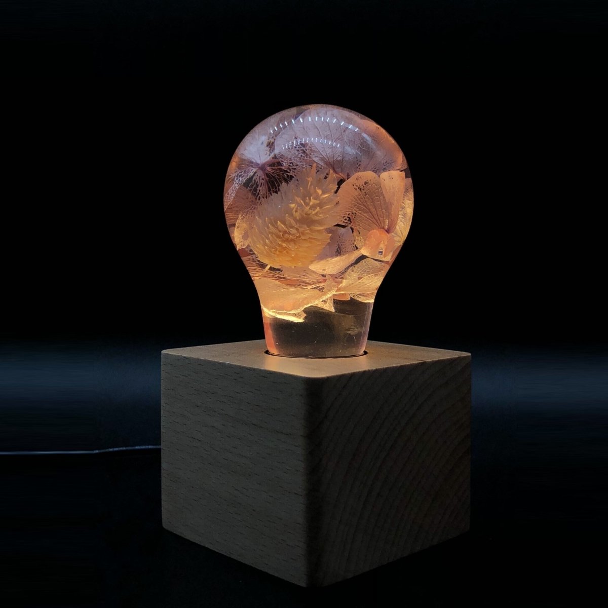 Resin LED Lightbulb - Pink Hydrangea - Cosas y Punto