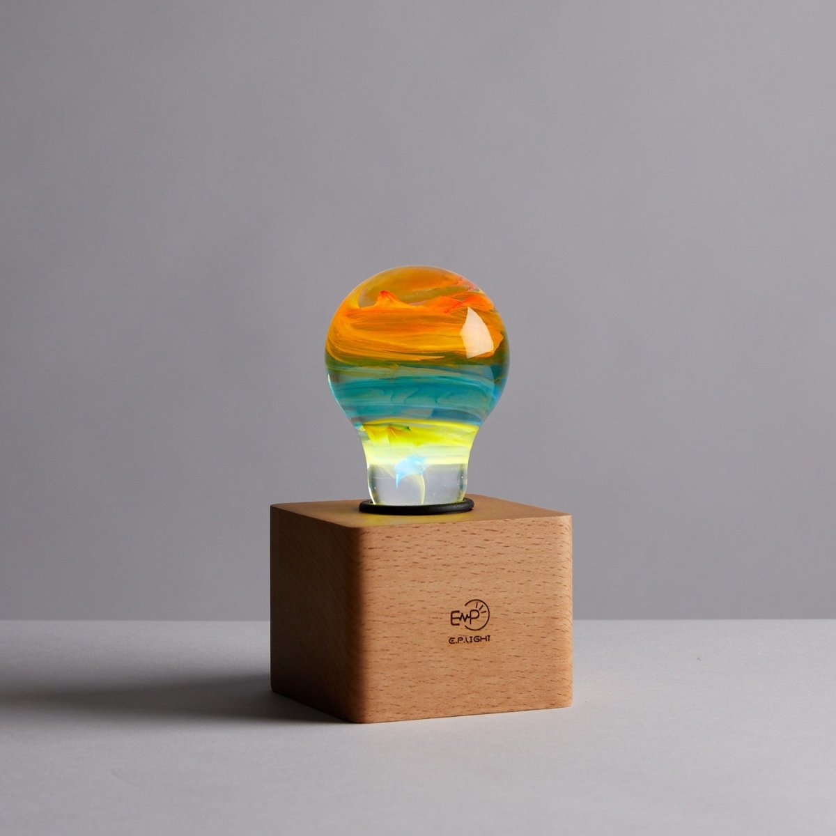 Resin LED Lightbulb - Solar System - Cosas y Punto