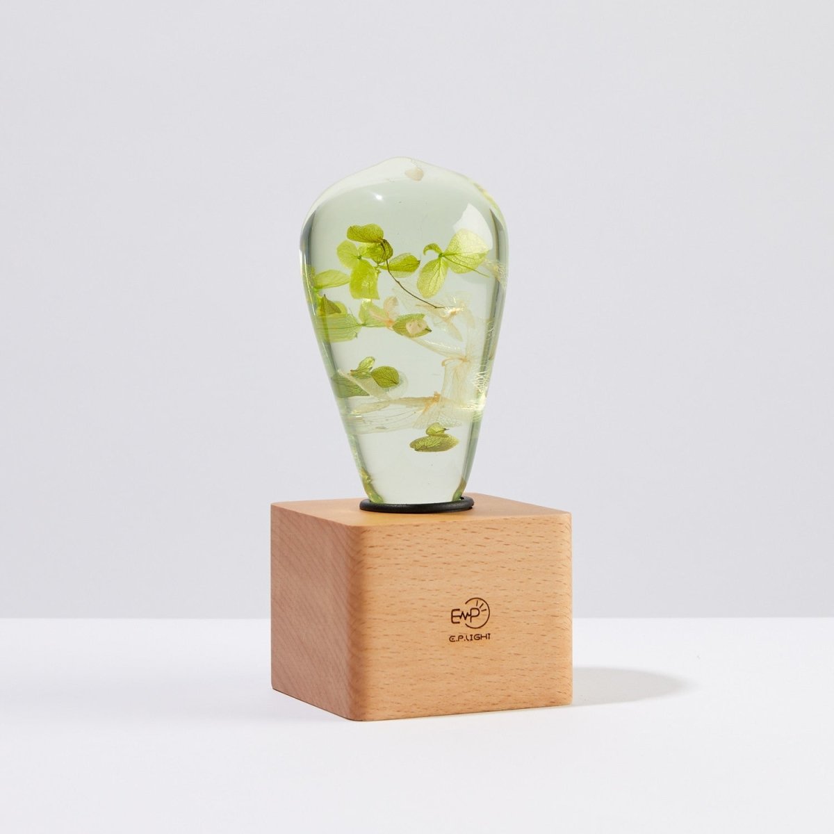 Resin LED Lightbulb - White Hydrangea - Cosas y Punto