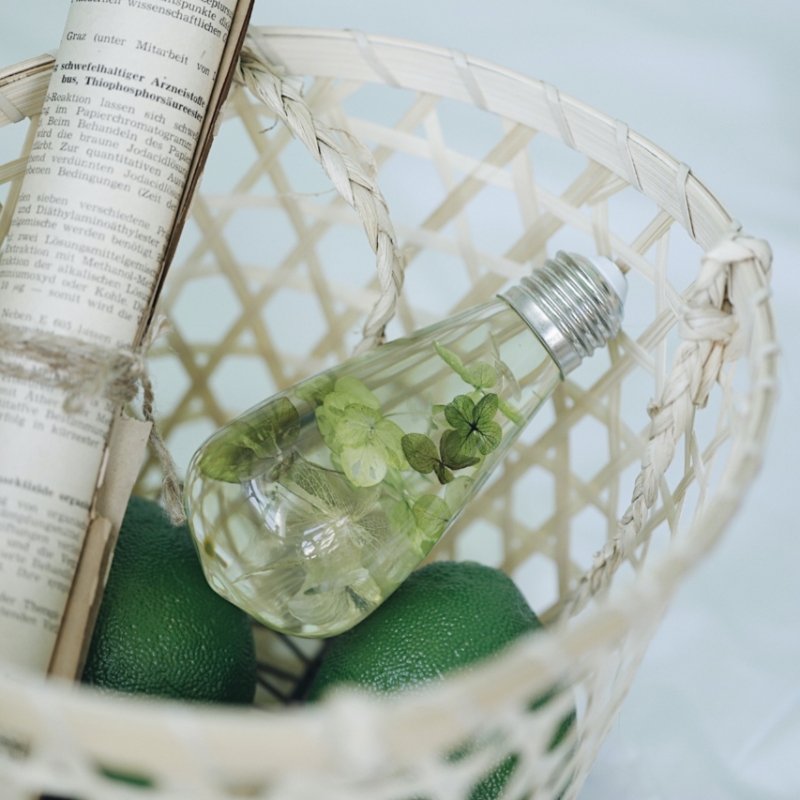 Resin LED Lightbulb - White Hydrangea - Cosas y Punto